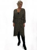 Fashion by K 6006-72 Wrap dress leoprint belt v-neck long sleeves ruffles omlottklänning mönstrad långa ärmar volanger v-ringar